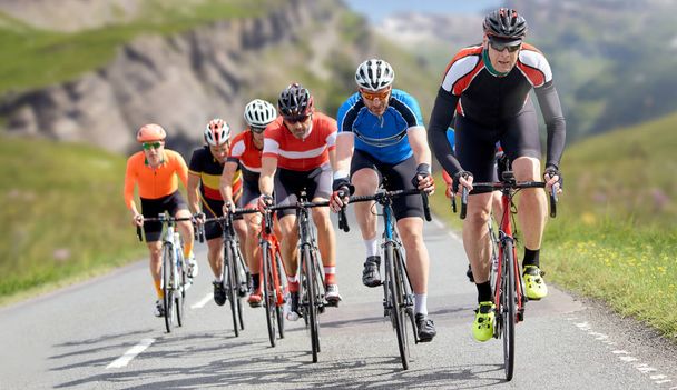 Kerékpárosok ki versenyzés az ország sávok mentén - Fotó, kép