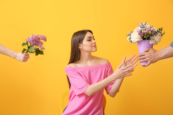 Giovane donna prendendo bel bouquet da giovane uomo su sfondo di colore
 - Foto, immagini