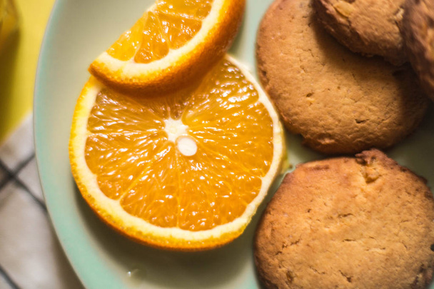 Naranjas con galletas y zumo de naranja
 - Foto, imagen