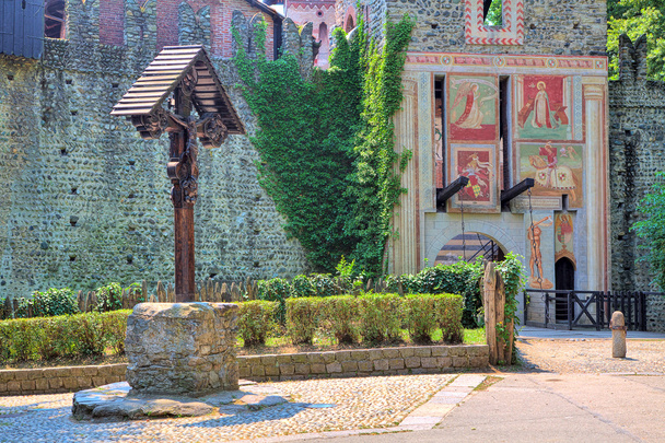 トリノ、イタリアの中世の城の入り口. - 写真・画像