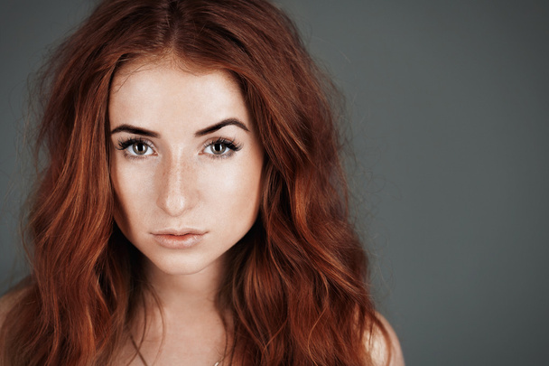 red-haired girl with freckles in the studio. Teen girl with brig - 写真・画像
