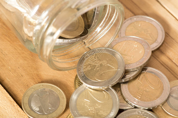 Monete in euro in un vaso da muratore
 - Foto, immagini