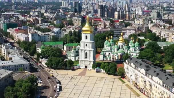 湖を見下ろすキエフの近代的な建物のドローン空中, ウクライナ - 映像、動画