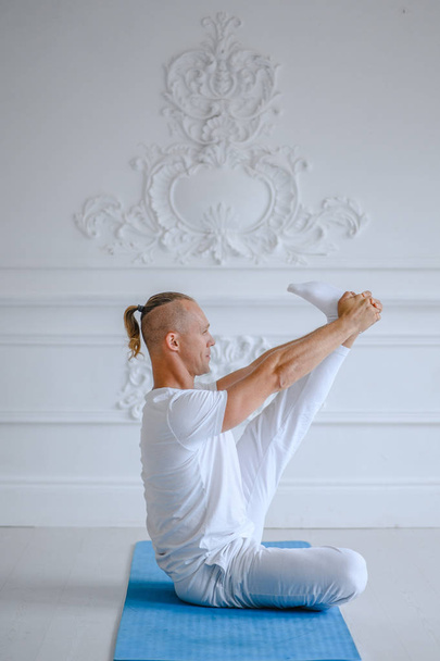 Man doing yoga at home. fitness, yoga and healthy lifestyle concept - Foto, Imagen