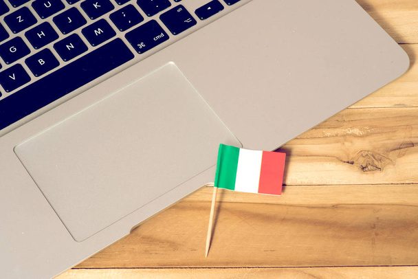 イタリアの国旗とコンピュータ - 写真・画像