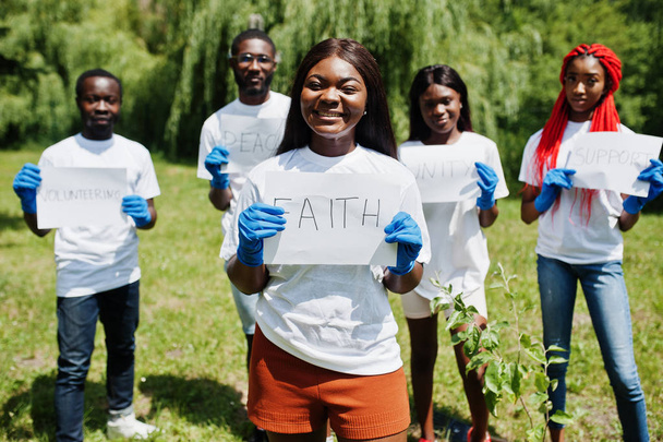 Grupo de voluntários africanos felizes segurar placa em branco com fé si
 - Foto, Imagem