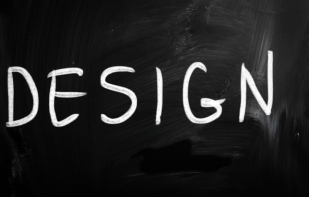 La palabra "Diseño" escrita a mano con tiza blanca en una pizarra
 - Foto, Imagen