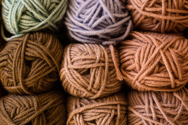 Selectie van kleurrijke garen wol op winkelfront. - Foto, afbeelding