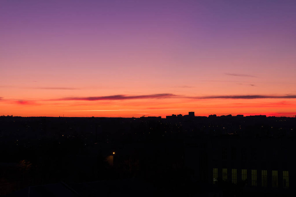 puesta de sol colorido y hermoso sobre la ciudad
 - Foto, imagen