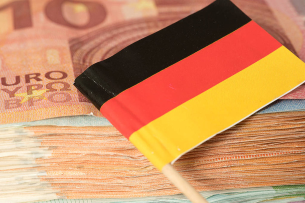 Banconote in euro e bandiera tedesca
 - Foto, immagini