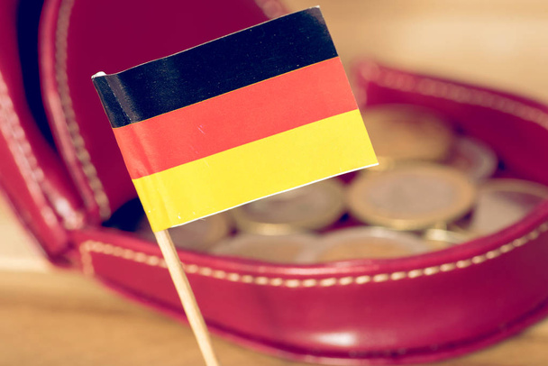 ドイツの国旗、財布とユーロ硬貨 - 写真・画像