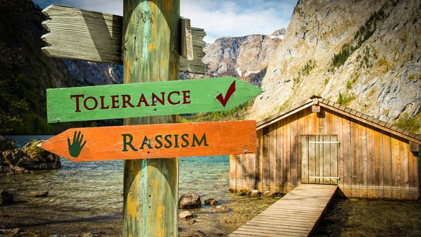 Straat teken tolerantie versus Rassism - Foto, afbeelding