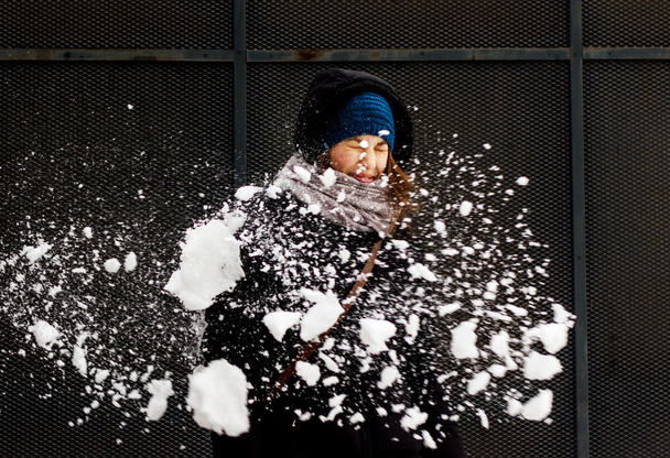 Jeune femme jetant de la neige
 - Photo, image