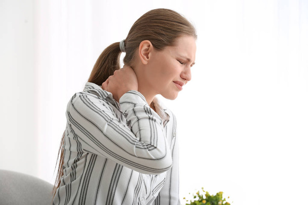 Νεαρή γυναίκα που πάσχει από τον πόνο στο λαιμό στο σπίτι - Φωτογραφία, εικόνα