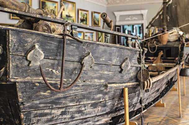 Museo Histórico y Regional del Artista O. Sharonov en Vilkovo, Delta del Danubio. El viejo barco de madera en el que los cosacos navegaron a Vilkovo. Vilkovo, Ucrania - Foto, Imagen