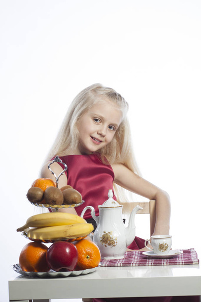 Little girl sitting at the table - Foto, Bild