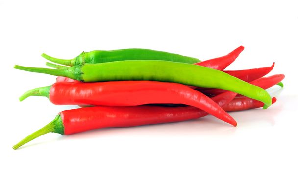 Horké chilli papričky izolované na bílém pozadí - Fotografie, Obrázek