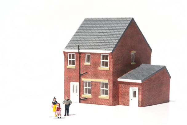 familie thuis concept met model huis en mensen op witte backgro - Foto, afbeelding