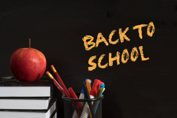 Una manzana, libros y eslogan Volver a la escuela
 - Foto, imagen