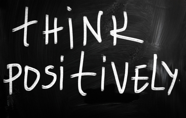 "Думай позитивно "от руки с белым мелом на доске
 - Фото, изображение