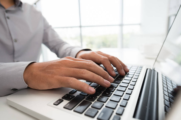 Crop oldalnézetből formális férfi gépelés-ra laptop kódolás közben a modern Light Office - Fotó, kép