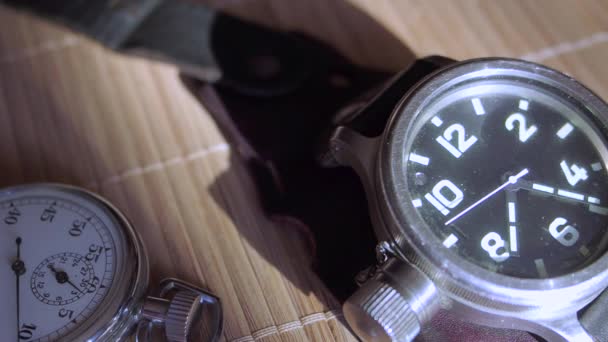 die Bewegung der Zeiger einer Armbanduhr. die Bewegung der Zeiger einer Quarzuhr. Nahaufnahme-Video - Filmmaterial, Video