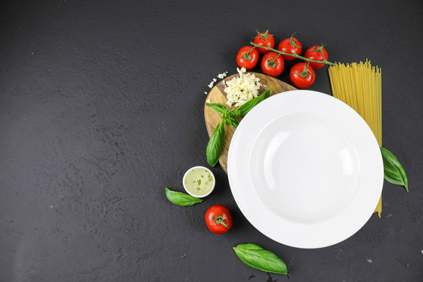 Mockup plate. Italian composition with tomato, pasta and basil - Foto, immagini