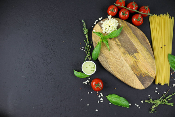 Mockup cutting board. Italian composition with tomato, pasta and basil - Foto, immagini