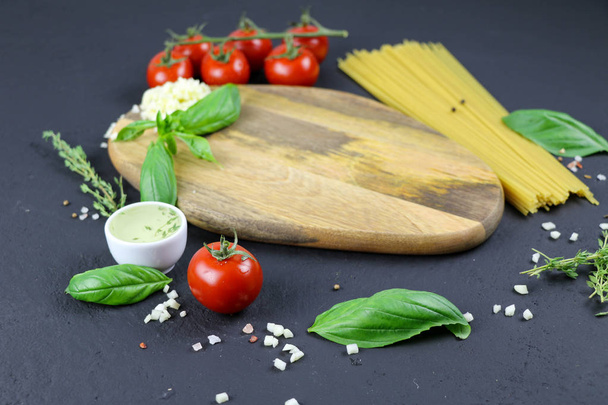 Mockup cutting board. Italian composition with tomato, pasta and basil - Foto, immagini