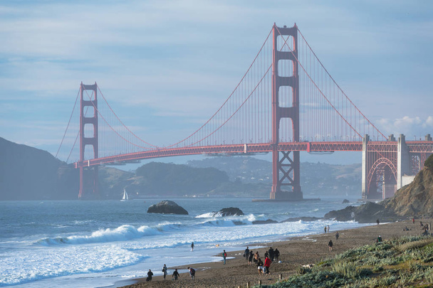 Yaz aylarında mavi gökyüzü ve bulutlar ile gün batımında güzel altın akşam ışığında doğal Baker Beach görülen ünlü Golden Gate Köprüsü Klasik panoramik görünümü, San Francisco, Kaliforniya, Abd - Fotoğraf, Görsel