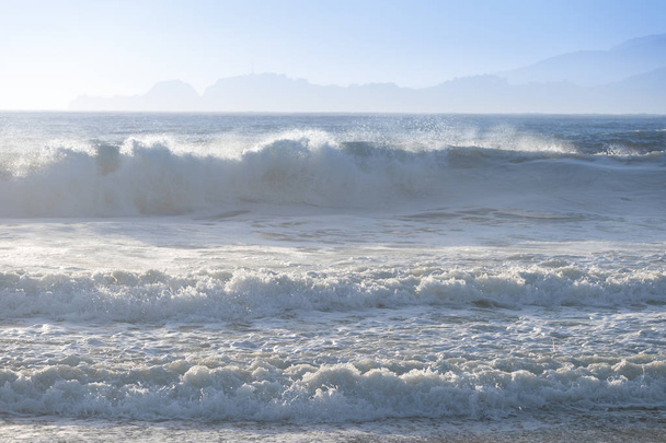 Дивовижний сонячний день з нескінченним горизонтом і неймовірною хвилі пінний. Красивий пляж, Каліфорнія, США морський пейзаж і сонце на синьому тлі неба - Фото, зображення