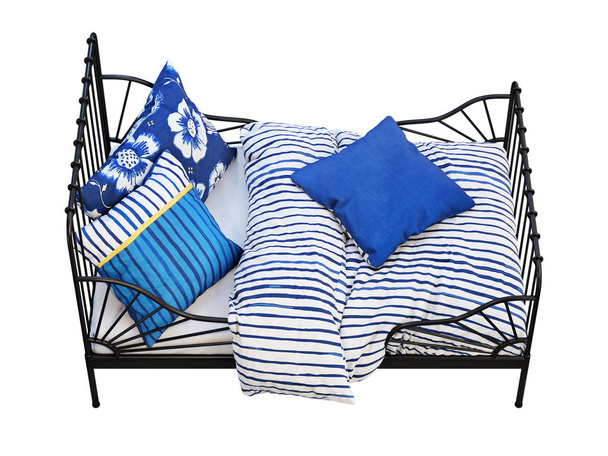 Чорний метал обрамляє одне дитяче ліжко з різнокольоровою білизною. 3d візуалізація
 - Фото, зображення