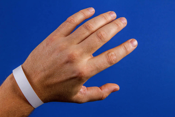 Шаблон макету порожній паперовий браслет, браслет на руці людини
 - Фото, зображення