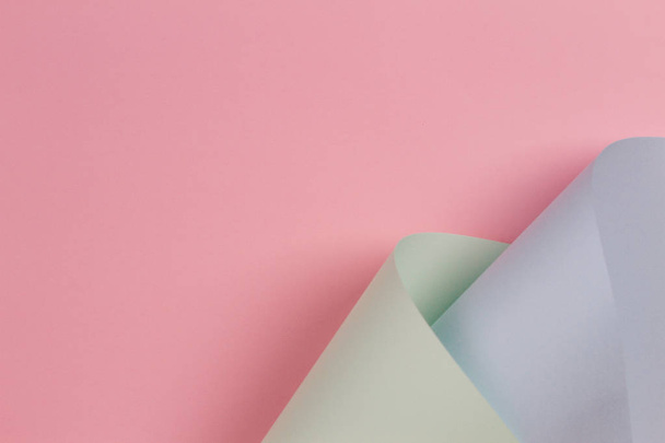 Абстрактная геометрическая форма: розовая, зеленая, синяя бумажная композиция
 - Фото, изображение