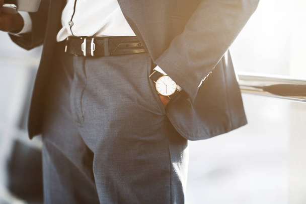 Magabiztos üzletember viselése karóra, Holding Hand in Pocket - Fotó, kép
