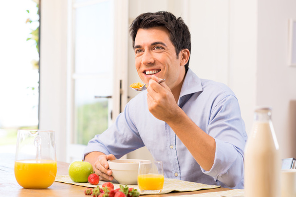 Людина, маючи сніданок
 - Фото, зображення