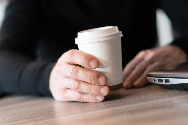 Geschäftsmann mit einer Kaffeetasse aus Papier - Foto, Bild