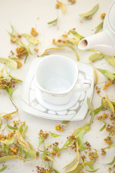 Brew chá com flor de tília seca no ambiente natural
 - Foto, Imagem