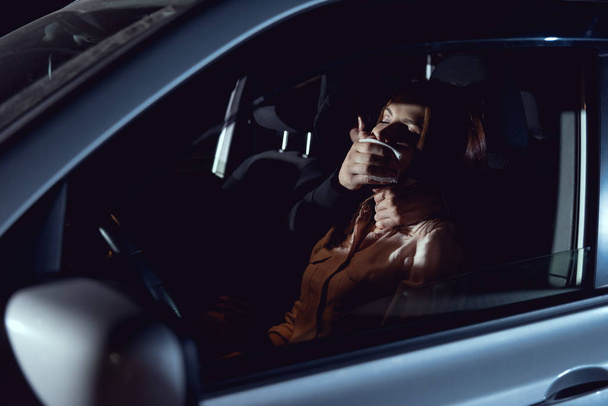 ladrón atacando hermosa mujer asustada en el automóvil por la noche
 - Foto, Imagen