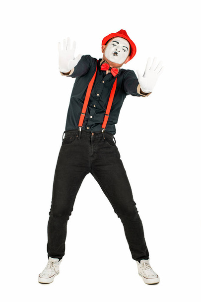 Homme pantomime acteur amusant acteur performant, pantomime, posant à
  - Photo, image