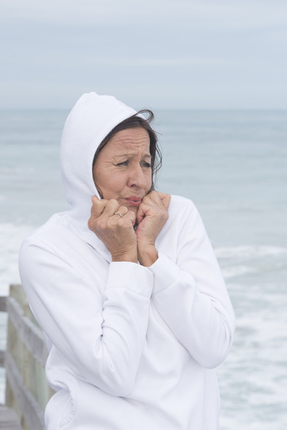 Mujer blanco jersey frío temporada en el mar
 - Foto, Imagen