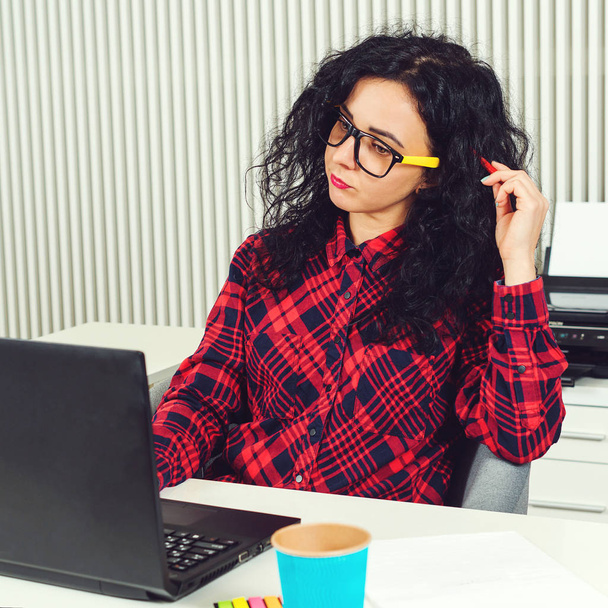 Mladá žena pracuje s laptopem v kanceláři. Koncept spolupráce. Žena pracující s novým spouštěcím projektem.  - Fotografie, Obrázek