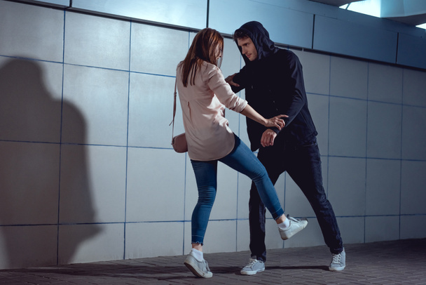 femme se défendant d'attaquer un voleur dans le passage souterrain
 - Photo, image
