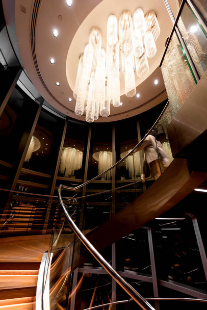 Velký oválný lustr visící ze stropu v arabském buildi - Fotografie, Obrázek
