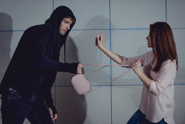 hırsız alt geçit biber spreyi ile kendini savunmak kadın çanta çalmak - Fotoğraf, Görsel