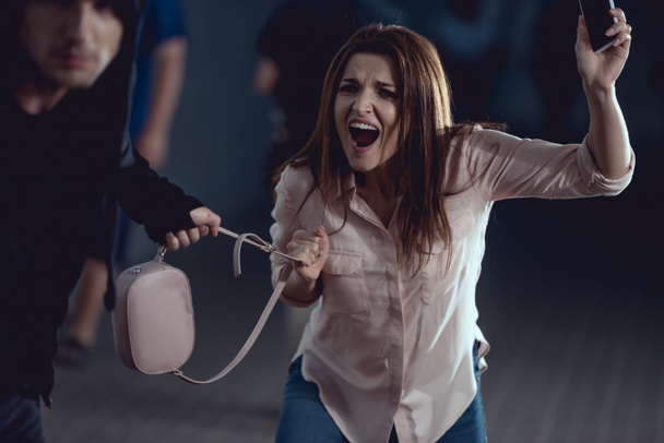 крадіжка крадіжки сумки з крику жінки в проході
 - Фото, зображення