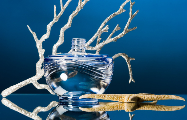 Blue bottle of perfume - Foto, imagen