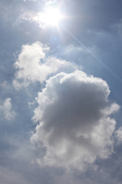 nubes y rayos de sol con el cielo azul en el fondo y copiar el espacio para su texto
 - Foto, imagen