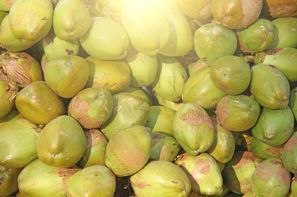 Зеленые кокосы, фон. Зеленый цветочный фон из кокосов
 - Фото, изображение