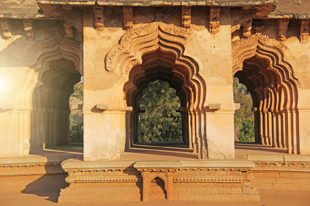 Ναός λωτού Μαχάλ στο Χάμι, Καρνάτακα, Ινδία. Όμορφο σκαλιστό  - Φωτογραφία, εικόνα